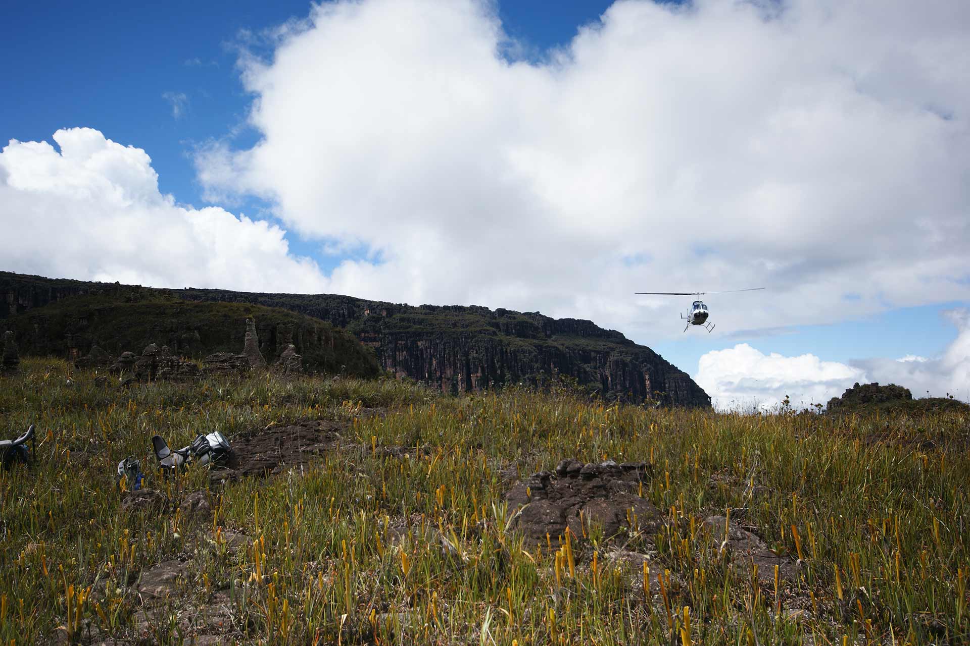 Anflug mit dem Helikopter auf das Plateau des Amuri Tepui