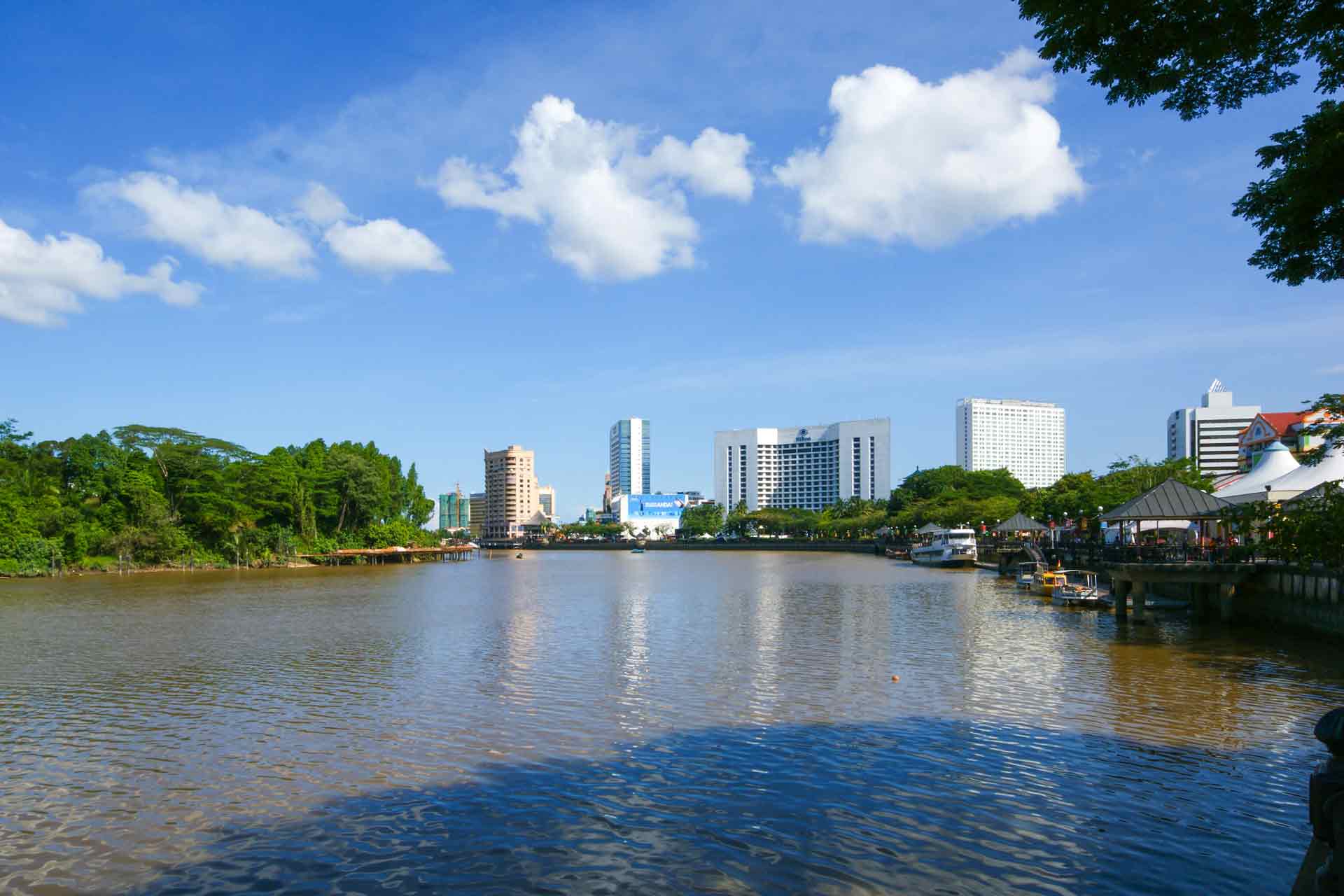 Blick auf Kuching über den Sarawak River